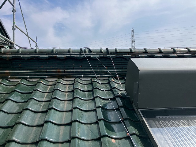 ワイヤーで太陽光パネルを固定